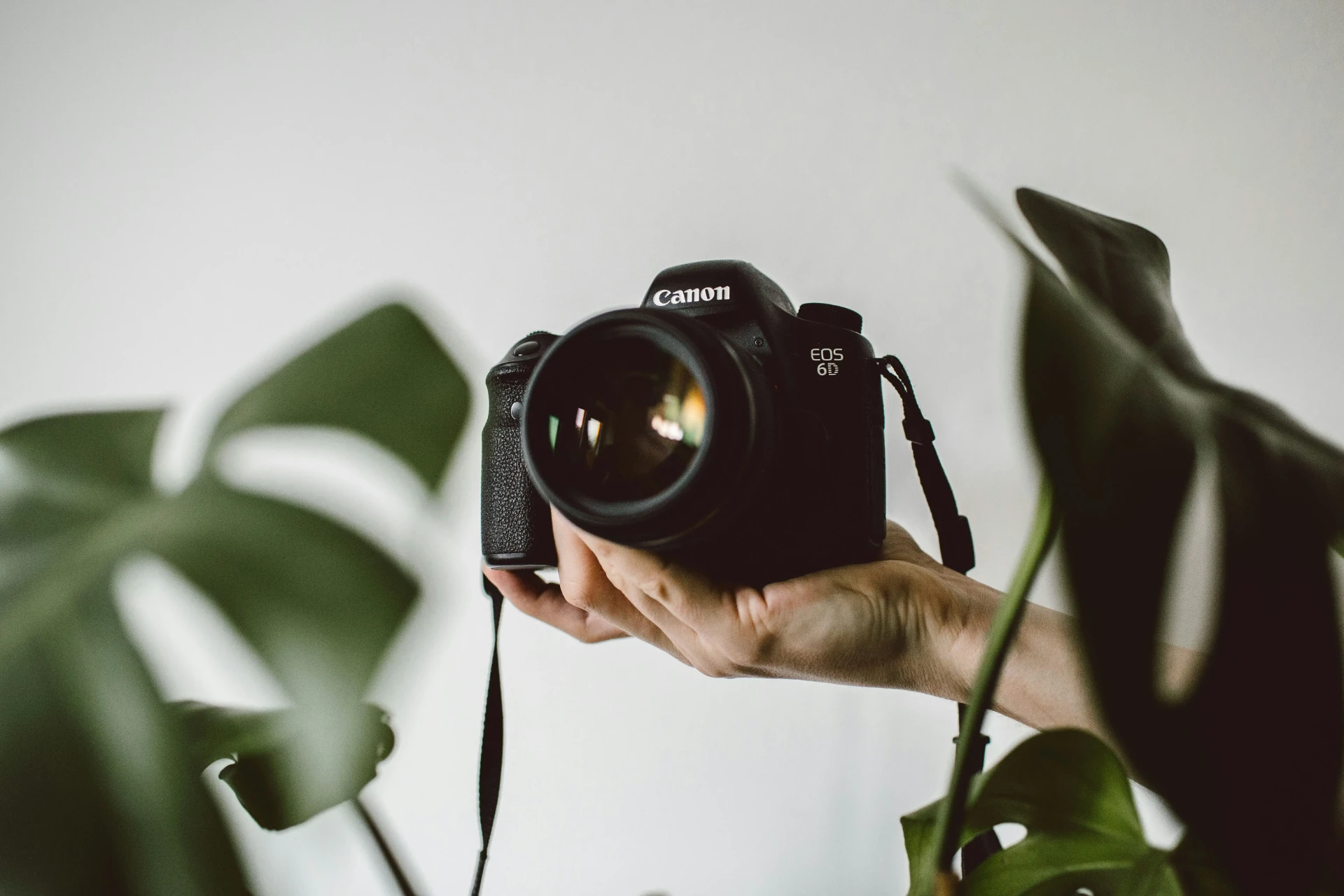 Fotograf s fotoaparátem Canon při focení nemovitosti